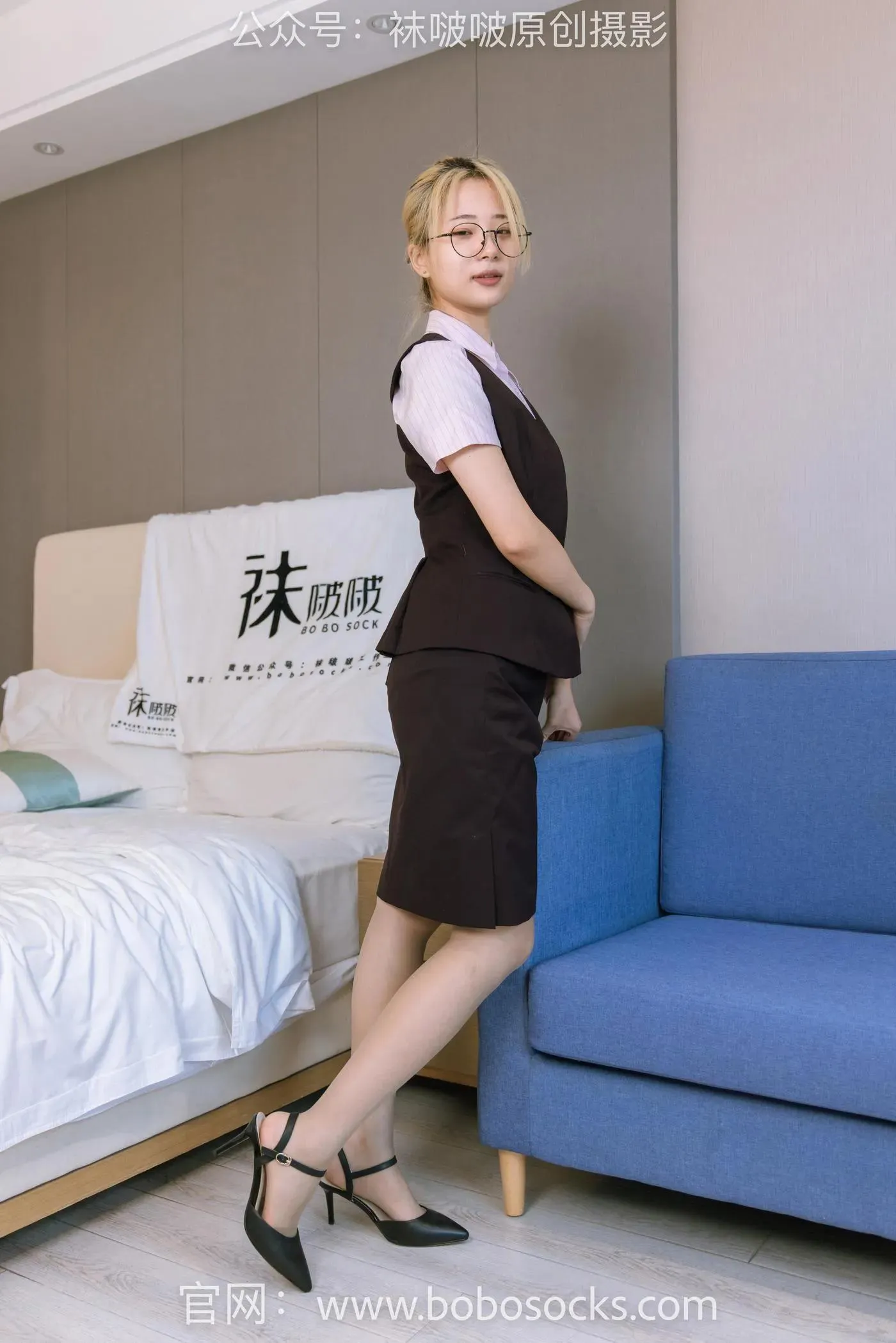 [BoBoSocks袜啵啵]NO.148 小淳-高跟鞋、咖啡丝、银行制服 [140P]插图2